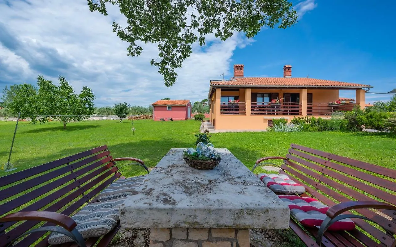 Villa Hacienda Rosemary Muntić